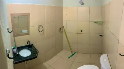 Uma casa de banho em L1 localize casa na praia