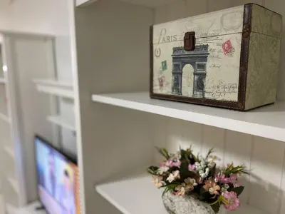 Uma televisão e/ou sistema de entretenimento em TerraMaris - Aptos vista mar, pe na areia, vizinho ao B Park