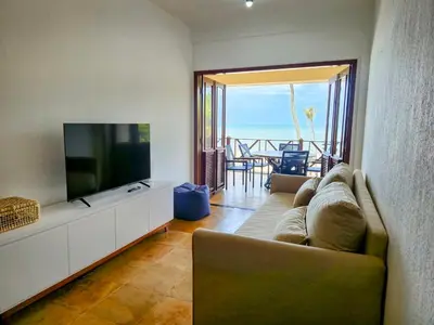 Uma televisão e/ou sistema de entretenimento em Cumbuco Penthouse - Som do Mar - Pé Na Areia - Ocean View - Ar Condicionado, perto do centro, 2 dormitórios, piscina, cozinha