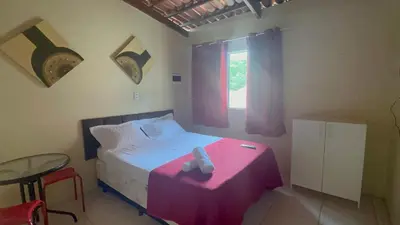 Uma cama ou camas num quarto em POUSADA Kit net pacoti