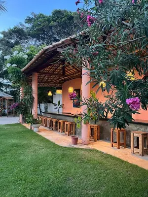 Um jardim no exterior de Pousada Vila Flow