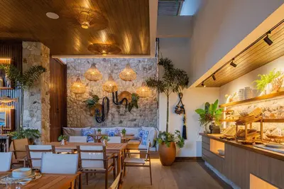 Um restaurante ou outro lugar para comer em Saluz Boutique Hotel
