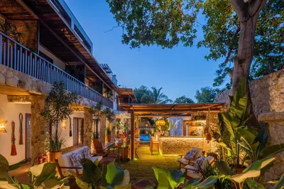 Um jardim no exterior de Saluz Boutique Hotel