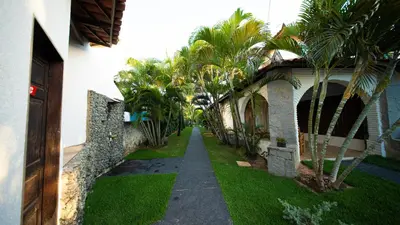 Um jardim no exterior de Bosque Cumbuco Pousada