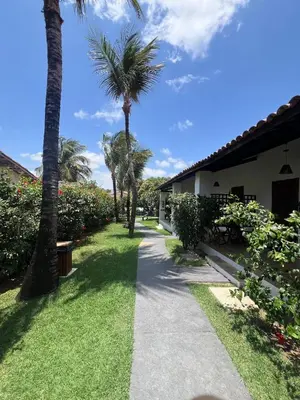 Um jardim no exterior de Bosque Cumbuco Pousada
