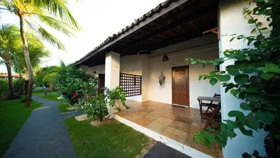 Um jardim no exterior de Bosque Cumbuco Pousada