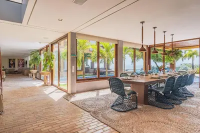 Uma área de estar em Casa Villa Hegy - Luxo a beira mar por Carpediem