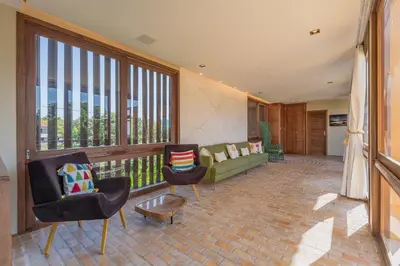 Uma área de estar em Casa Villa Hegy - Luxo a beira mar por Carpediem