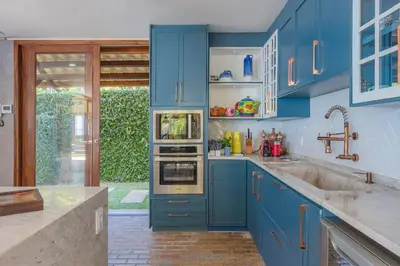 A cozinha ou kitchenette de Casa Villa Hegy - Luxo a beira mar por Carpediem