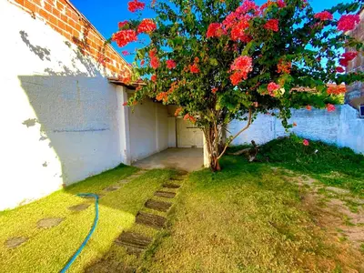 Um jardim no exterior de Casa 3 Quartos, 50 metros Da Praia