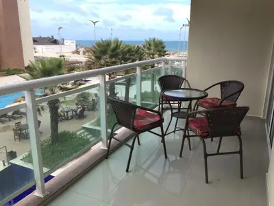 Uma vista do mar geral ou uma vista do mar a partir do apartamento