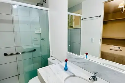 Uma casa de banho em Bouganville Apartments