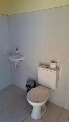 Uma casa de banho em Suítes Privativas à 100m da Praia 