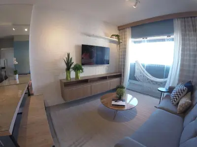 Uma área de estar em Lindo apartamento com vista mar 2 quartos 1501