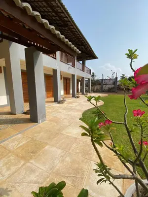 Um jardim no exterior de Mansão Guajiru Suítes