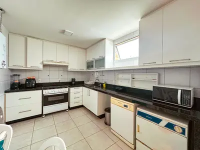 A cozinha ou kitchenette de Porto das Dunas - Apê na Areia com Vista Espetacular, ideal para Famílias