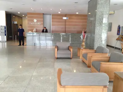 A área de receção ou átrio de Costa do Mar Hotel