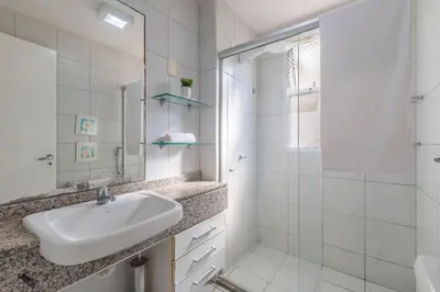 Uma casa de banho em Portamaris Resort #201 - Beira mar por Carpediem