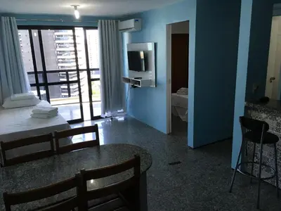 Uma televisão e/ou sistema de entretenimento em Flat Atlântico 1402