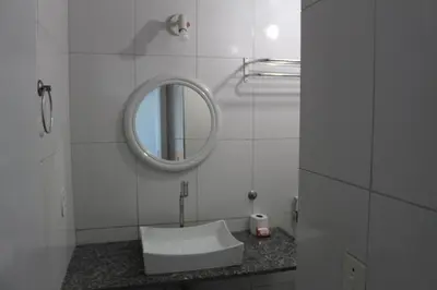 Uma casa de banho em Flat Atlântico 1402