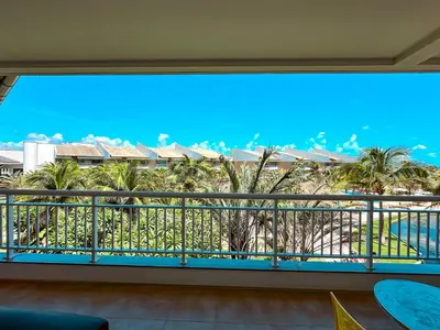 Uma varanda ou terraço em Tenha a praia aos seus pés - Apê na Areia com banheira, 2 suítes em condomínio exclusivo com lazer e acesso direto ao mar