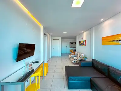 Uma televisão e/ou sistema de entretenimento em Tenha a praia aos seus pés - Apê na Areia com banheira, 2 suítes em condomínio exclusivo com lazer e acesso direto ao mar