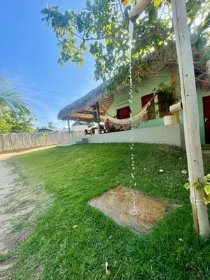 Um jardim no exterior de Casa da Lagoa - Icaraí Kite Village