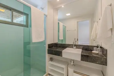 Uma casa de banho em Wai Wai Cumbuco Residence #C101 por Carpediem