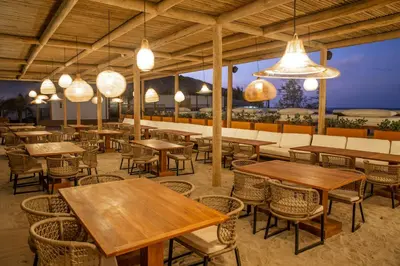 Um restaurante ou outro lugar para comer em Yemanjá Hotel by Preabeach Experience