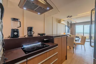 A cozinha ou kitchenette de Beach Living #E501 - Apto Vista Mar por Carpediem