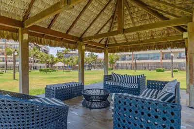 Uma área de estar em Beach Living #E501 - Apto Vista Mar por Carpediem