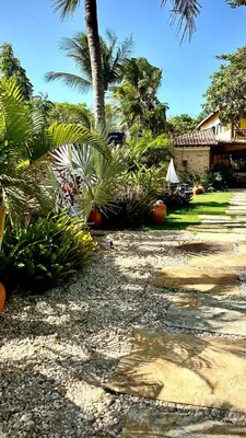 Um jardim no exterior de Villa Biju