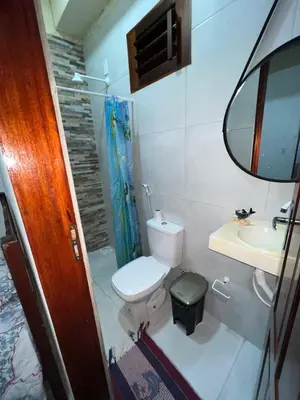 Uma casa de banho em Nativa casa principal