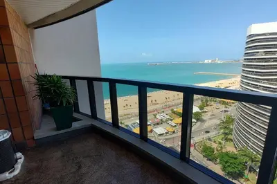 Uma vista do mar geral ou uma vista do mar a partir do apartamento