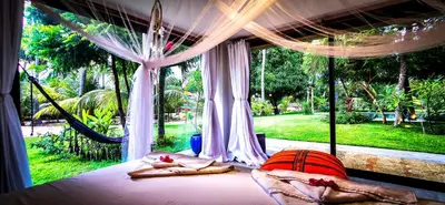 Um jardim no exterior de Casa'Lex - Aluguel de suites