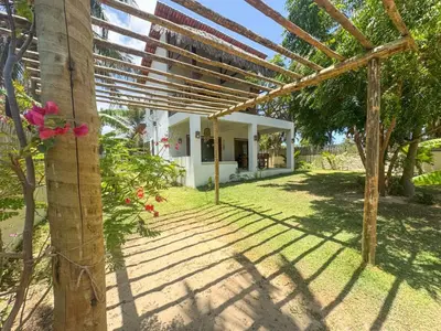 Um jardim no exterior de Casa Devagar Icaraizinho