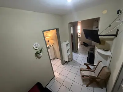 Uma televisão e/ou sistema de entretenimento em Apartamento mobiliado com dois quartos para locação fixo e mensal