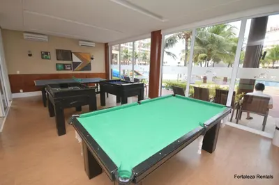 Uma mesa de bilhar em Beach Living Apartment