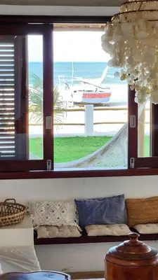 Uma área de estar em Vila Carnaúba - casa pé na areia em Guajiru Trairi