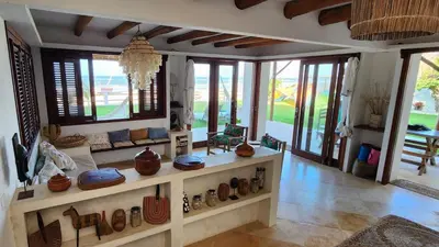 Uma área de estar em Vila Carnaúba - casa pé na areia em Guajiru Trairi