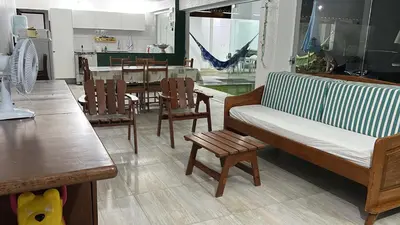 Uma área de estar em Casa de Praia Aconchegante