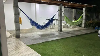Um jardim no exterior de Casa de Praia Aconchegante