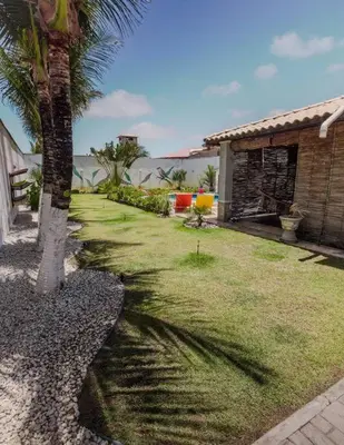 Um jardim no exterior de Lemos Surf House Piscina, Lazer e 100m da Praia