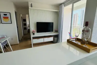 Uma televisão e/ou sistema de entretenimento em Apto com varanda e vista mar em condomínio Clube