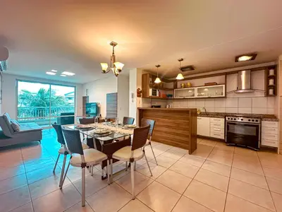 A cozinha ou kitchenette de Luxo e Conforto à Beira-Mar com acesso direto para a praia no Porto das Dunas com 3 suítes, ideal para Famílias Exigentes
