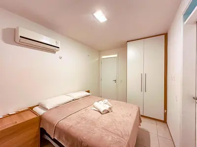 Uma cama ou camas num quarto em Luxo e Conforto à Beira-Mar com acesso direto para a praia no Porto das Dunas com 3 suítes, ideal para Famílias Exigentes