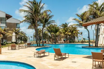 A piscina em ou perto de Luxo e Conforto à Beira-Mar com acesso direto para a praia no Porto das Dunas com 3 suítes, ideal para Famílias Exigentes
