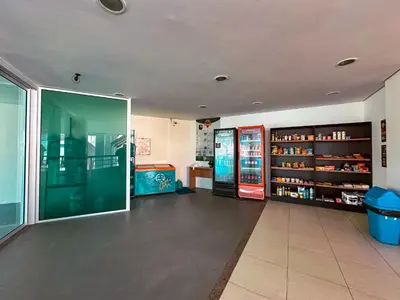 A cozinha ou kitchenette de Luxo e Conforto à Beira-Mar com acesso direto para a praia no Porto das Dunas com 3 suítes, ideal para Famílias Exigentes