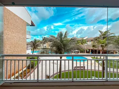 Uma varanda ou terraço em Luxo e Conforto à Beira-Mar com acesso direto para a praia no Porto das Dunas com 3 suítes, ideal para Famílias Exigentes