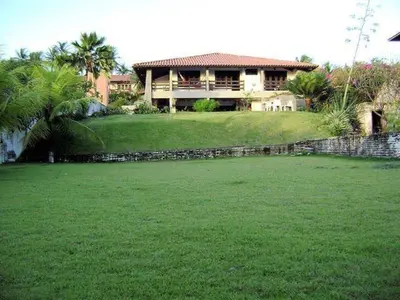Um jardim no exterior de Casa da Prainha